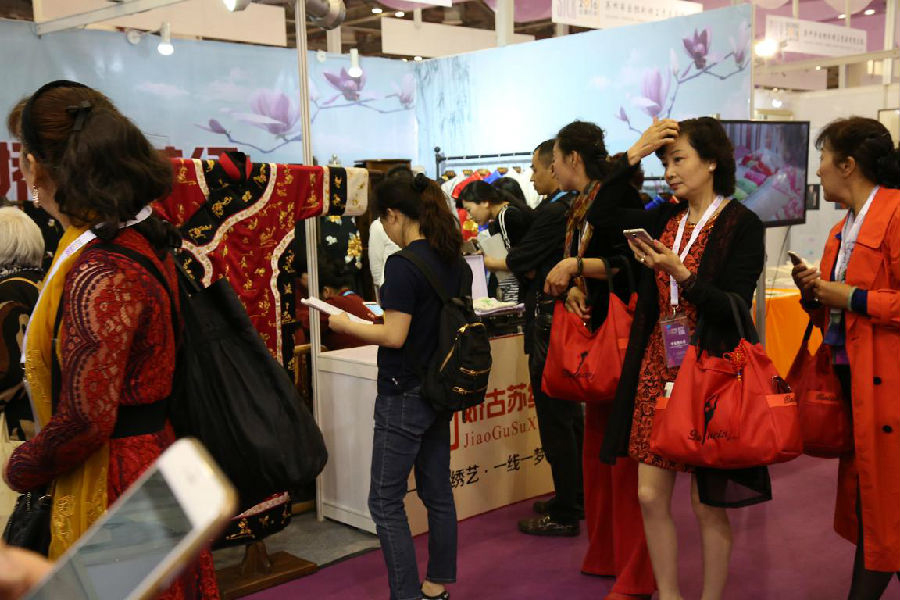 娇古苏绣展位吸引众多苏绣爱好者观赏
