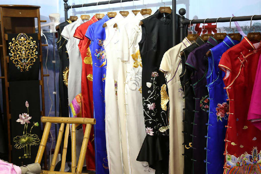 娇古苏绣展出的苏绣旗袍及披肩
