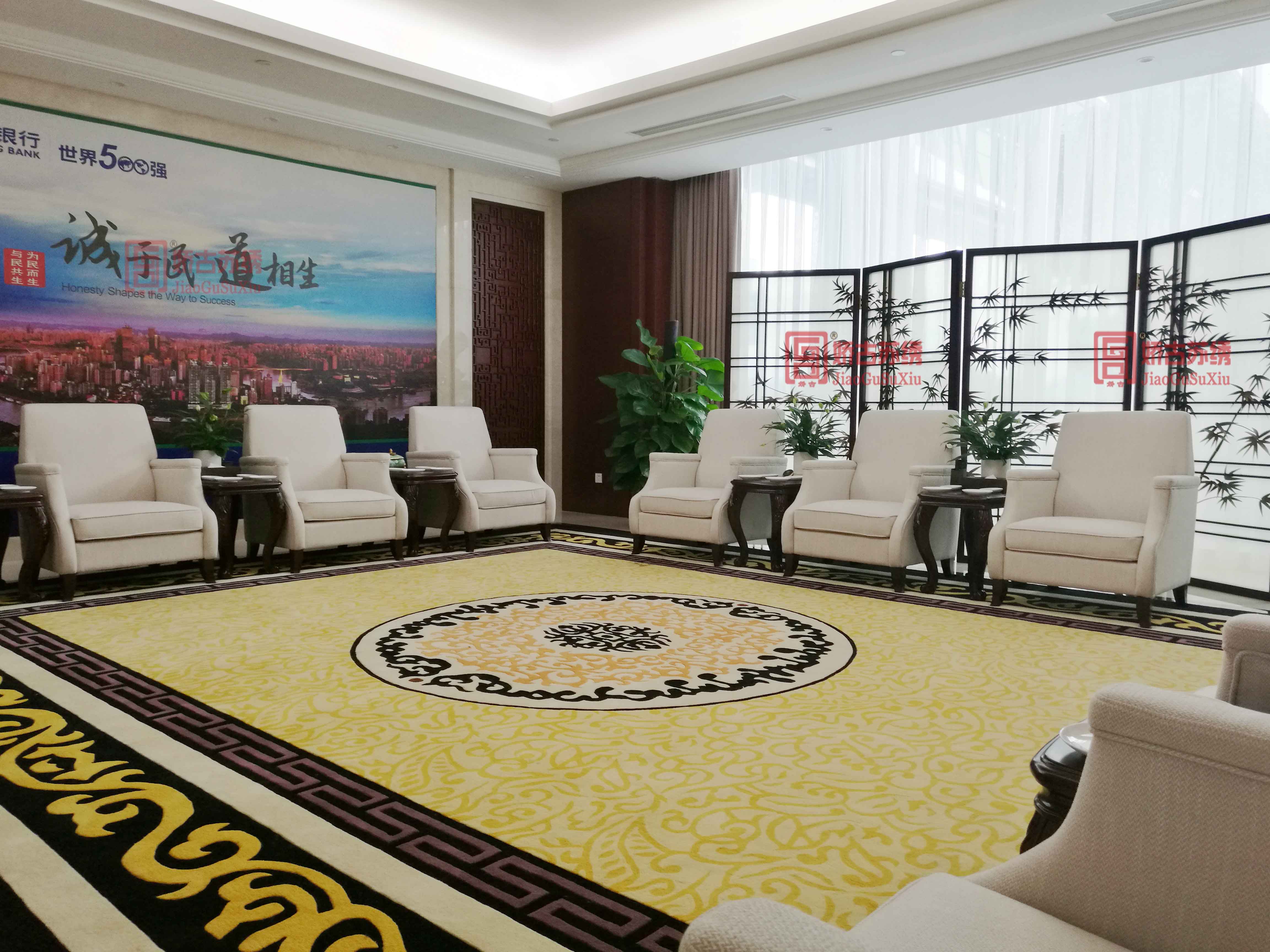 中国银行贵宾室定制双面绣折叠隔断--苏州手绣大型屏风案例
